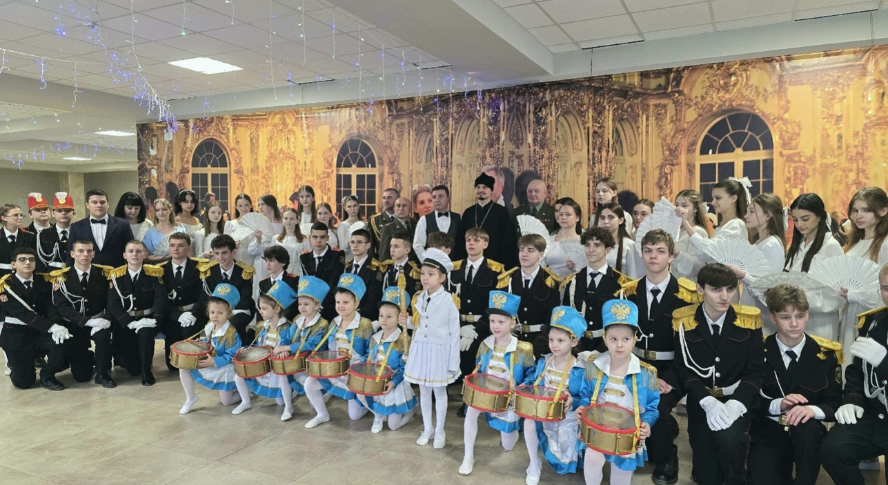 В Динской прошёл Сретенский бал: школьники закружились в вальсе под живую музыку