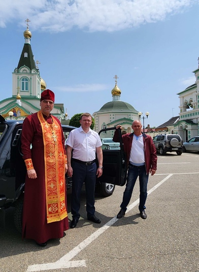 В Храме Святой Троицы освятили автомобиль, который передадут в зону СВО