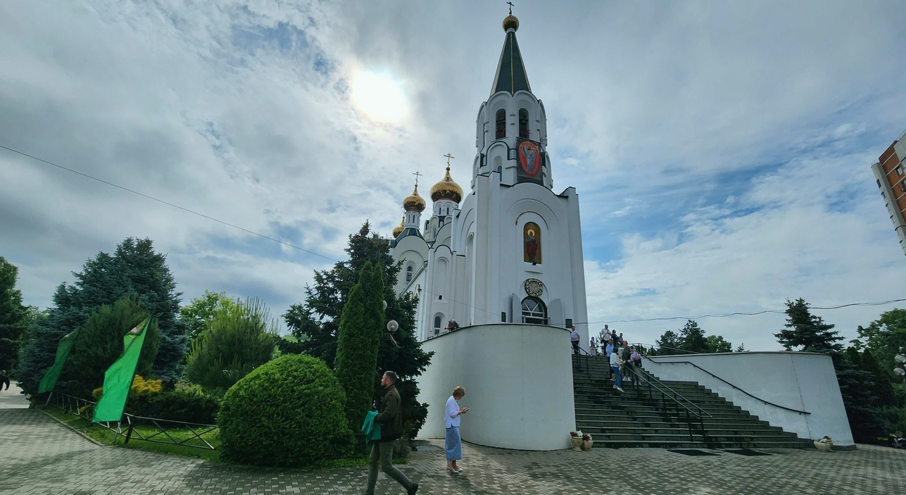 Благочинный Динского округа принял участие в Богослужении в храме Святого Духа