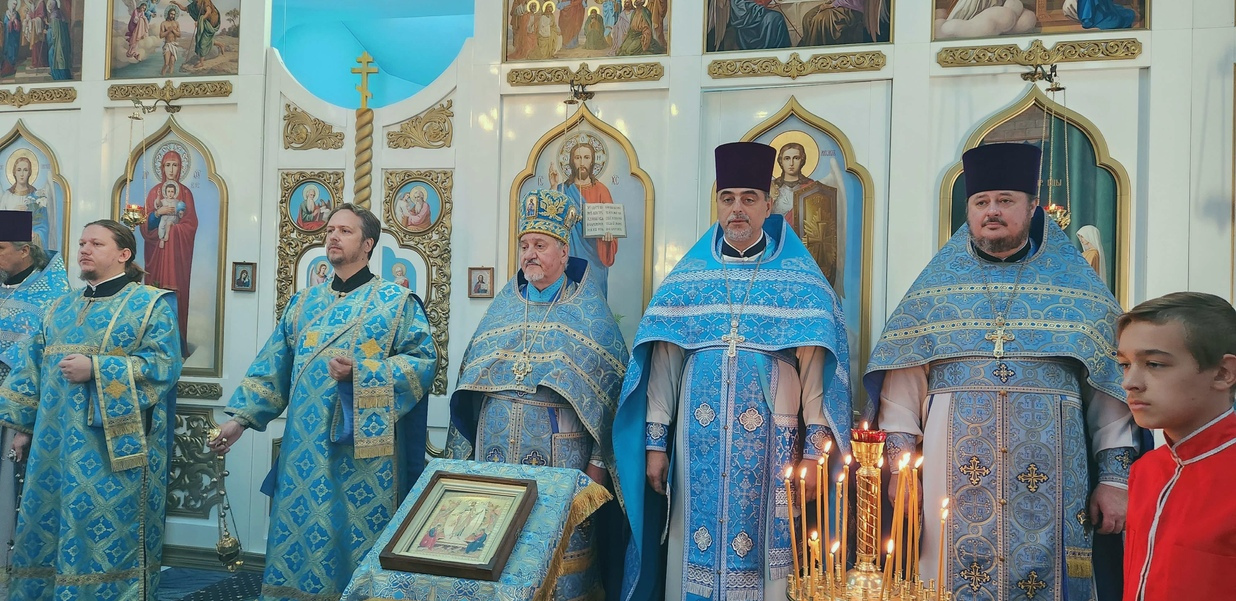 Благочинный Динского округа протоиерей Иоанн Лапко сослужил митрополиту Григорию воскресную Литургию в храме Рождества Богородицы - видео