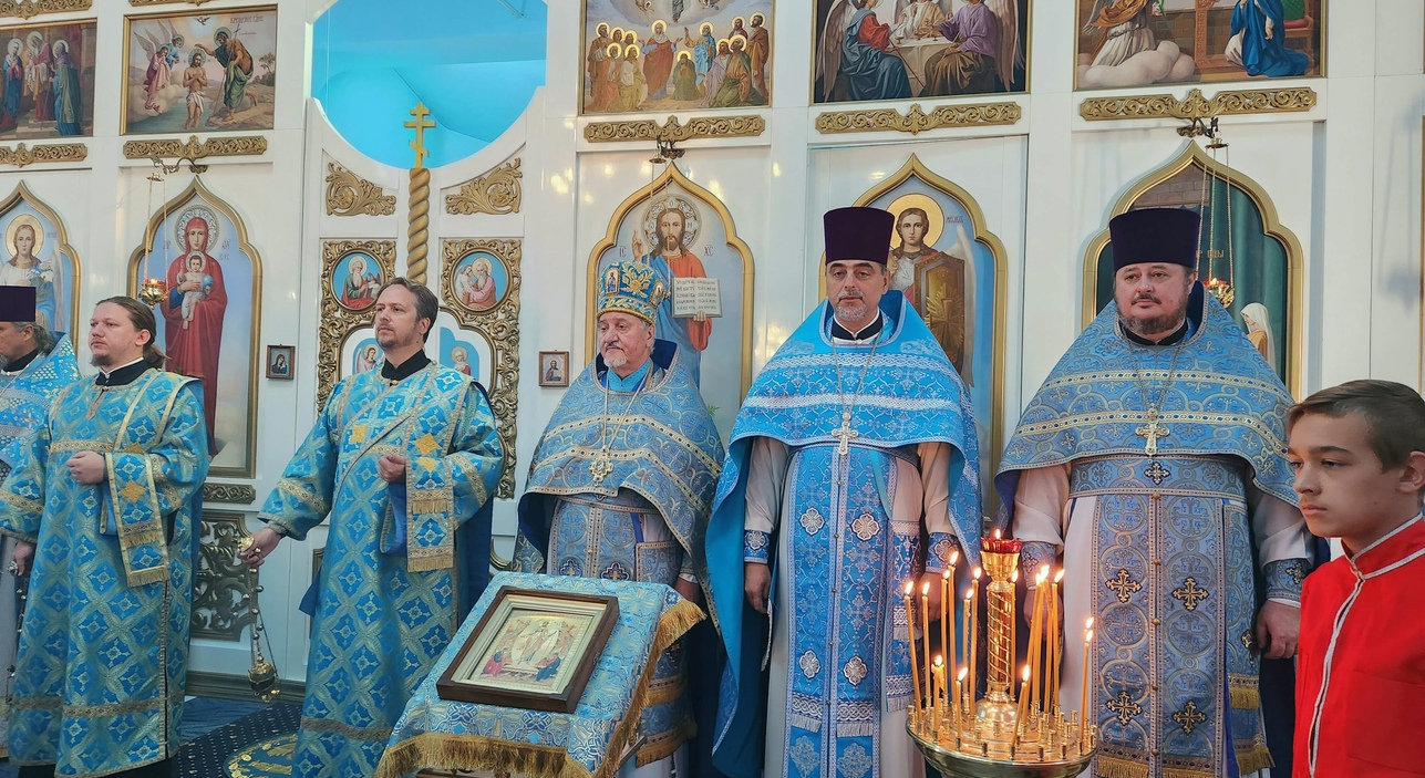 Благочинный Динского округа протоиерей Иоанн Лапко сослужил митрополиту Григорию воскресную Литургию в храме Рождества Богородицы