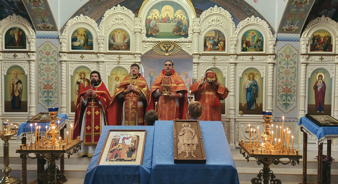 Благочинный возглавил Литургию в храме Мичуринского поселения