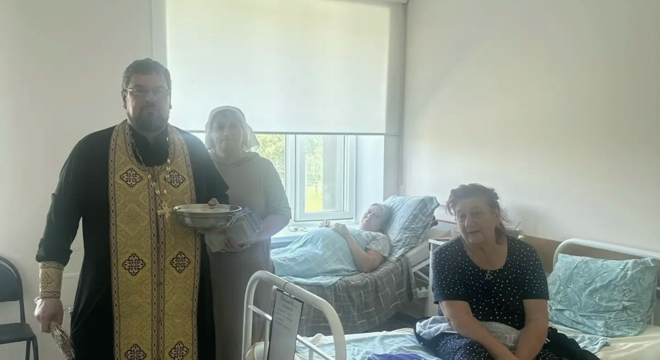 Священник с сестрами милосердия посетили больницу в праздник иконы Божией Матери