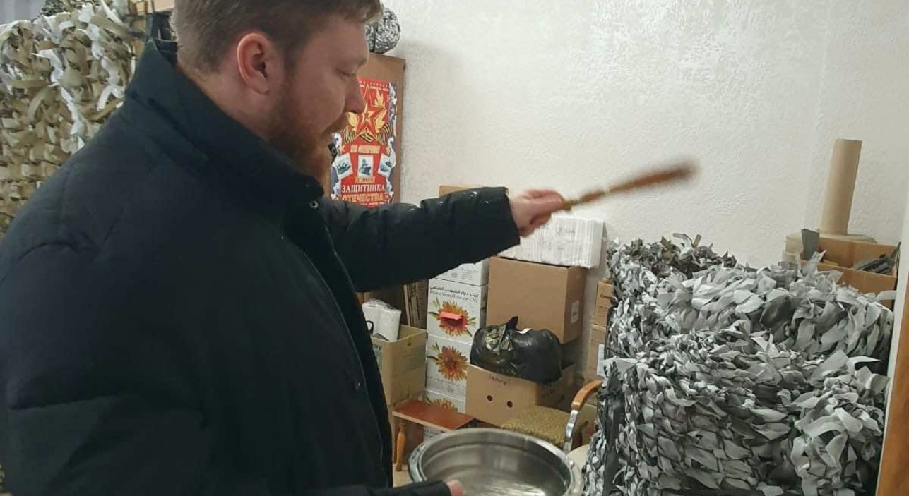 Диакон окропил Святой водой сети на передовую