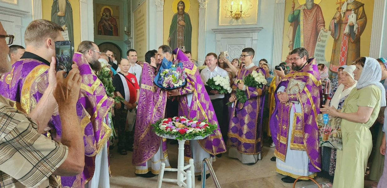 Два праздника в один день: изнесение Честных древ Животворящего Креста Господня и День рождения благочинного - видео