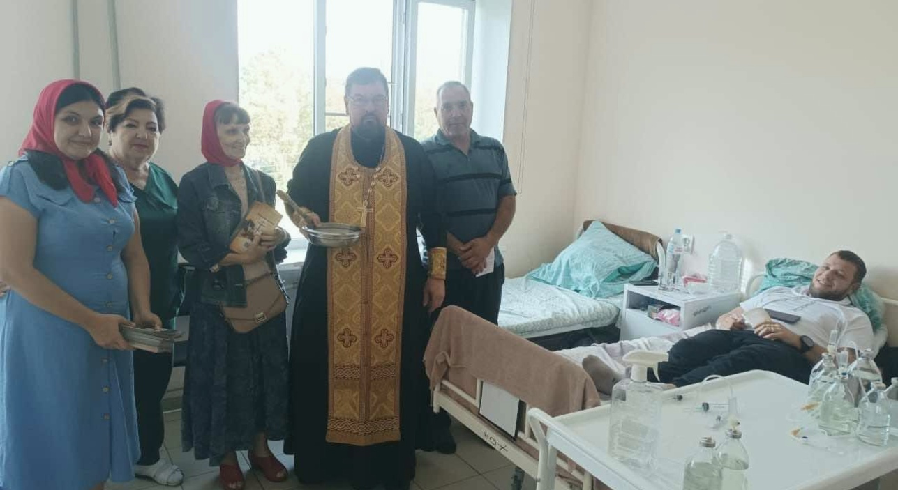 В преддверии праздника Рождества Пресвятой Богородицы духовенство и сестры милосердия посетили пациентов Динской ЦРБ