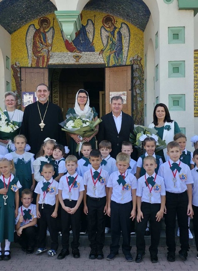 Праздник знаний и веры: в православной школе им. свщмч. Михаила Лекторского прошла торжественная линейка, посвященная 1 сентября