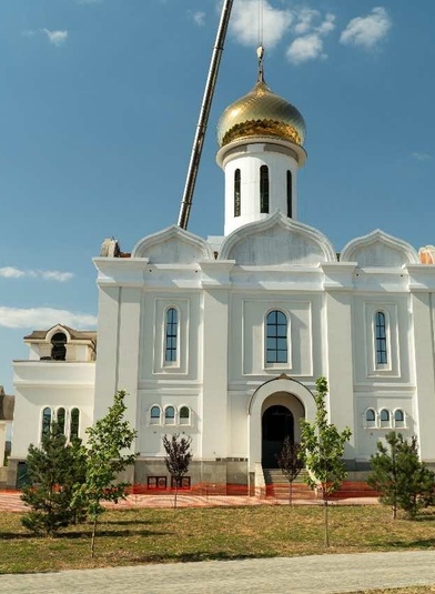 В строящемся храме Рождества Христова установили купол