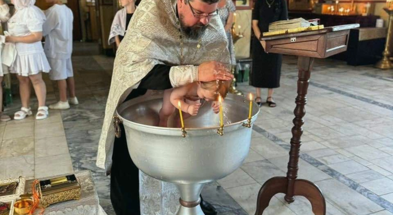 В храме Святой Троицы состоялось крещение семей, нуждающихся в поддержке