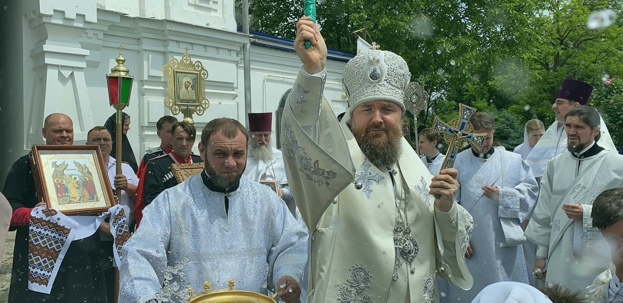 Митрополит Екатеринодарский и Кубанский Григорий возглавил Божественную Литургию в храме станицы Пластуновской - видео