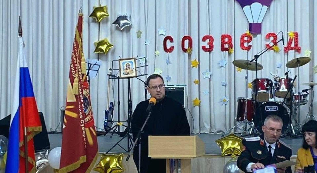В Динской школе прошел Казачий круг с участием диакона Георгия