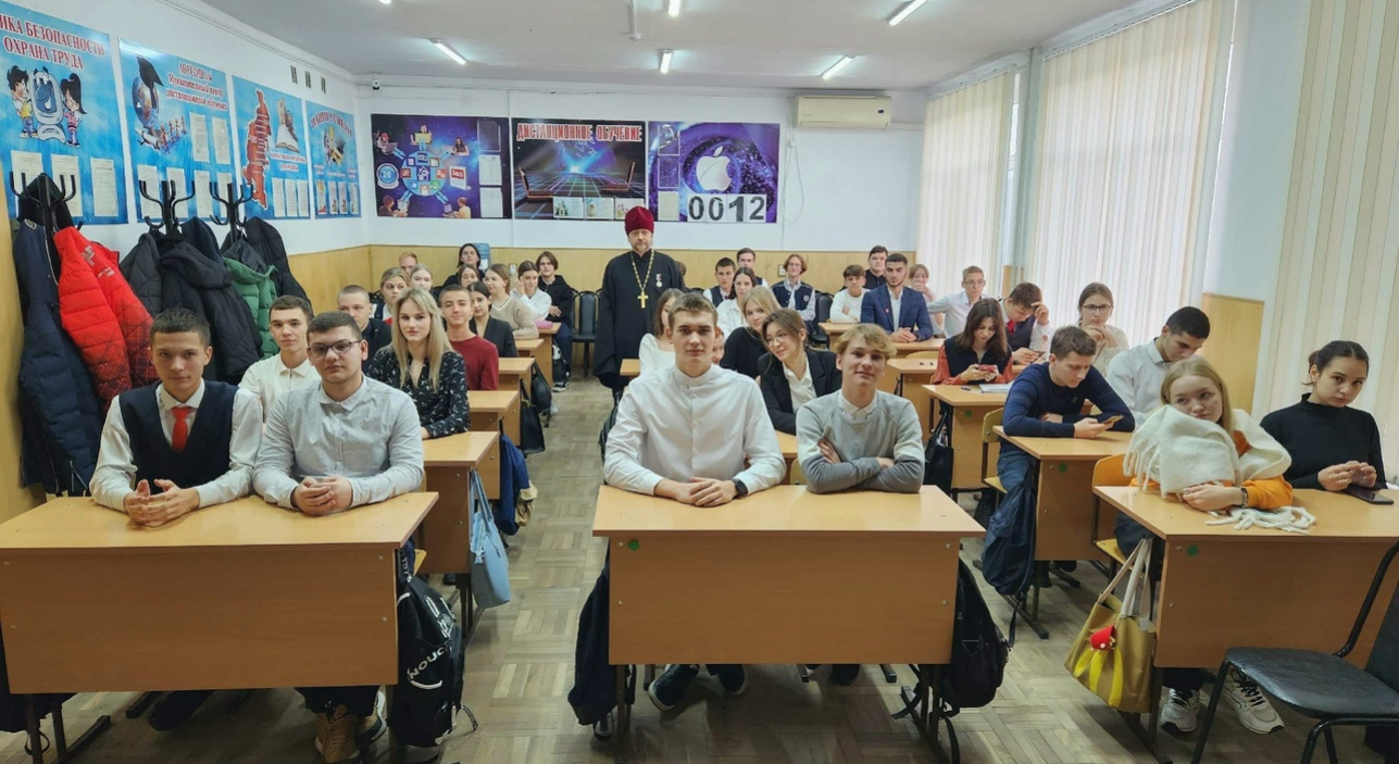 Священник провел открытый урок для старшеклассников на тему семейных ценностей и традиций