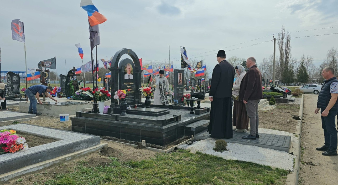 Священнослужители совершили панихиду на кладбище