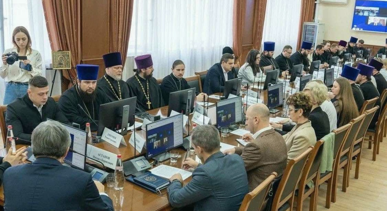 Штатный священник храма Святой Троицы 14-го благочиния принял участие в совещании по вопросам духовного окормления молодежи