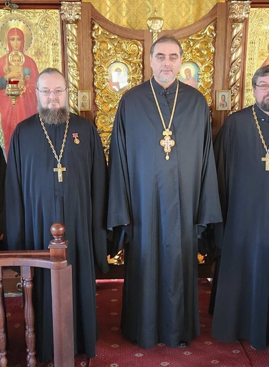 Священнослужители храма Святой Троицы получили памятные медали