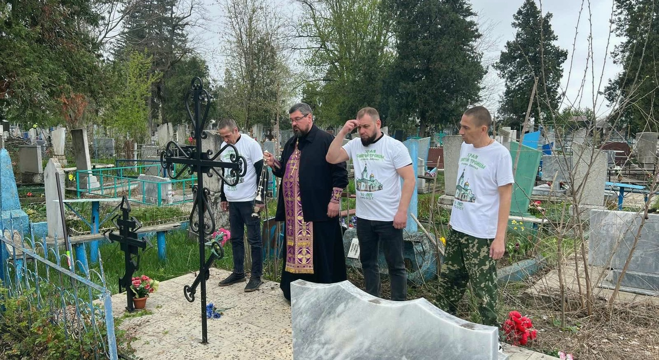 Батюшка принял участие в субботнике на кладбище