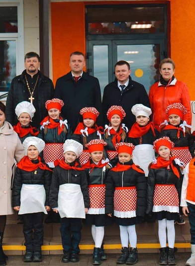 Батюшка освятил школьную столовую