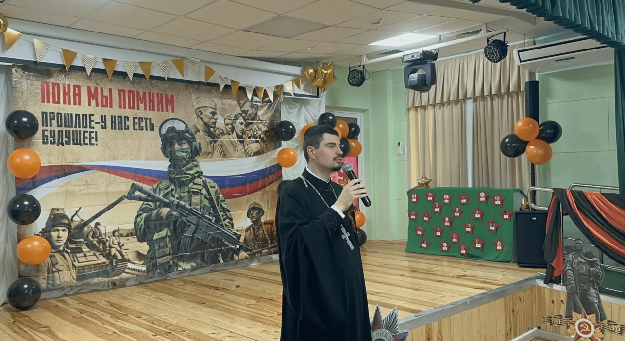 Иерей Иоанн Лапко посетил праздничную линейку в лицее № 1 и школе № 3 станицы Динской