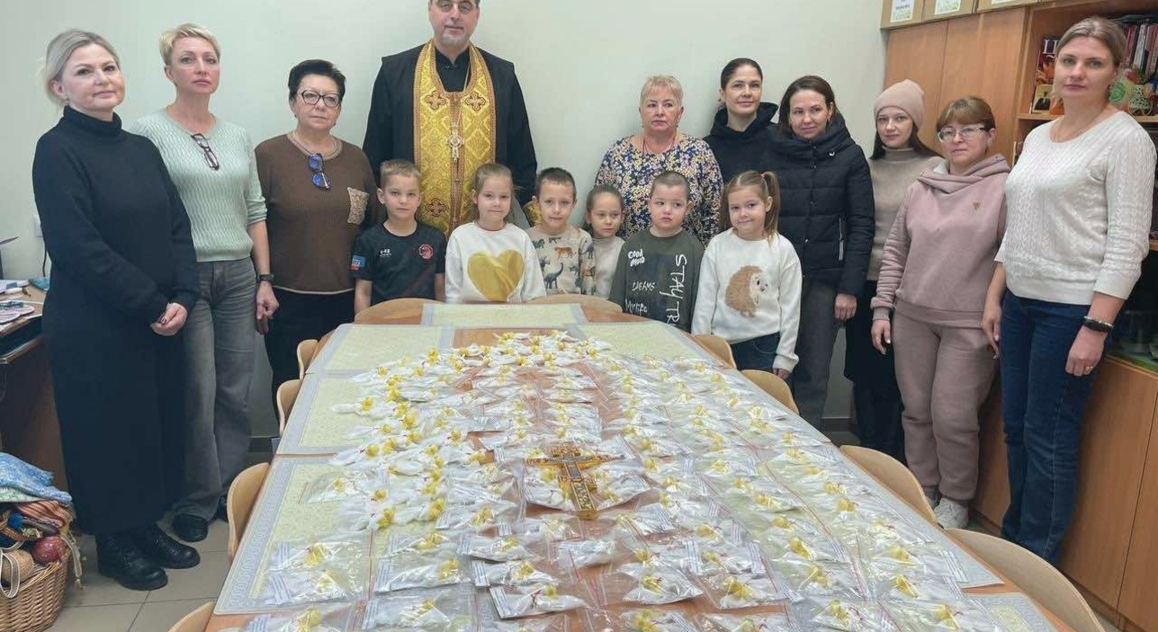 Благочинный освятил ангелочков для участников СВО