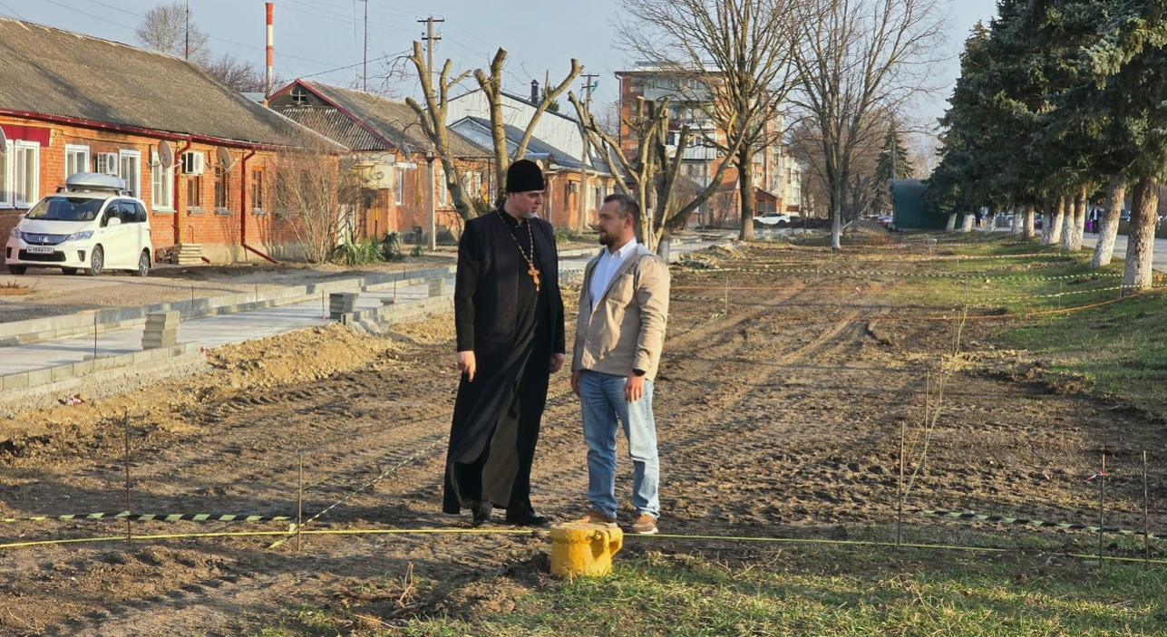 Благочинный Динского округа протоиерей Иоанн Лапко активно участвует в благоустройстве Аллеи Победы в центре Динской