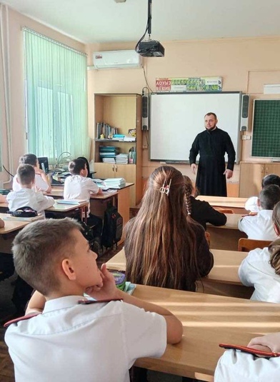 В школе № 1 станицы Динской прошли духовно-нравственные занятия ко Дню защитника Отечества