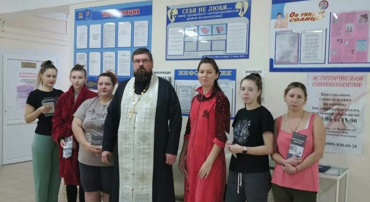Батюшка совершил молебен в Центральной районной больнице