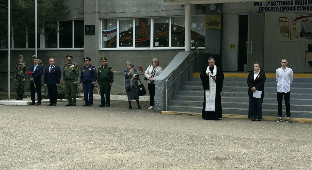 «Нет больше той любви...»: В Динском техникуме открыли пилоны памяти героев СВО