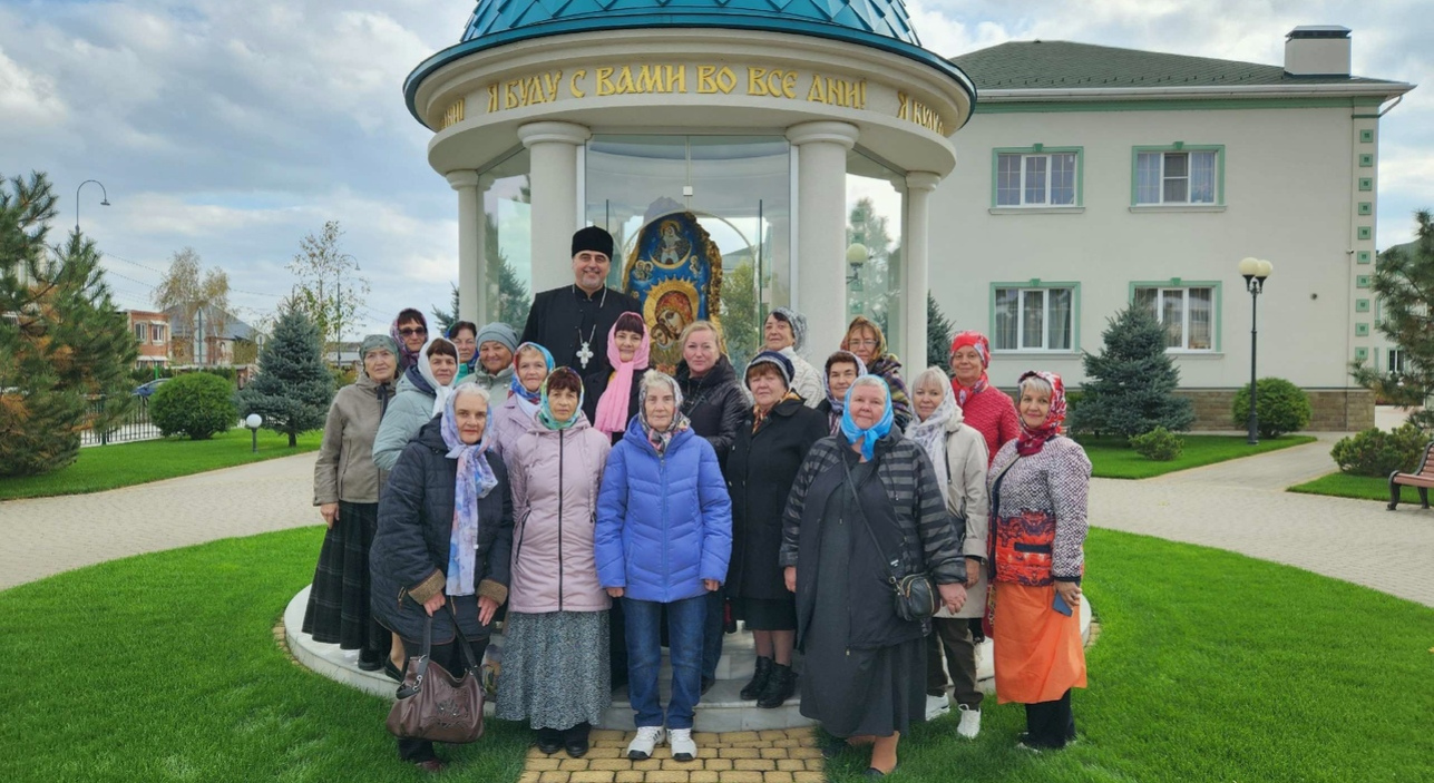 Благочинный провел экскурсию по храму Святой Троицы станицы Динской