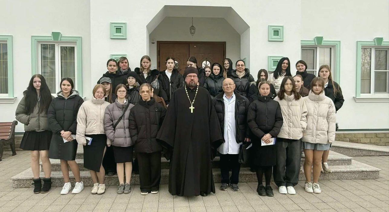«Сохранить себя для главной встречи»: в храме Святой Троицы прошла беседа со старшеклассницами