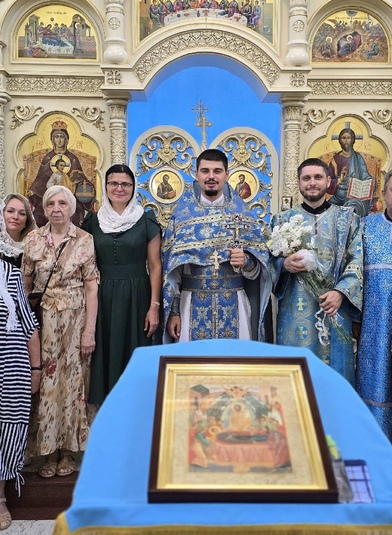 В день отдания Успения в Введенском храме совершили Литургию и поздравили именинника — диакона Александра