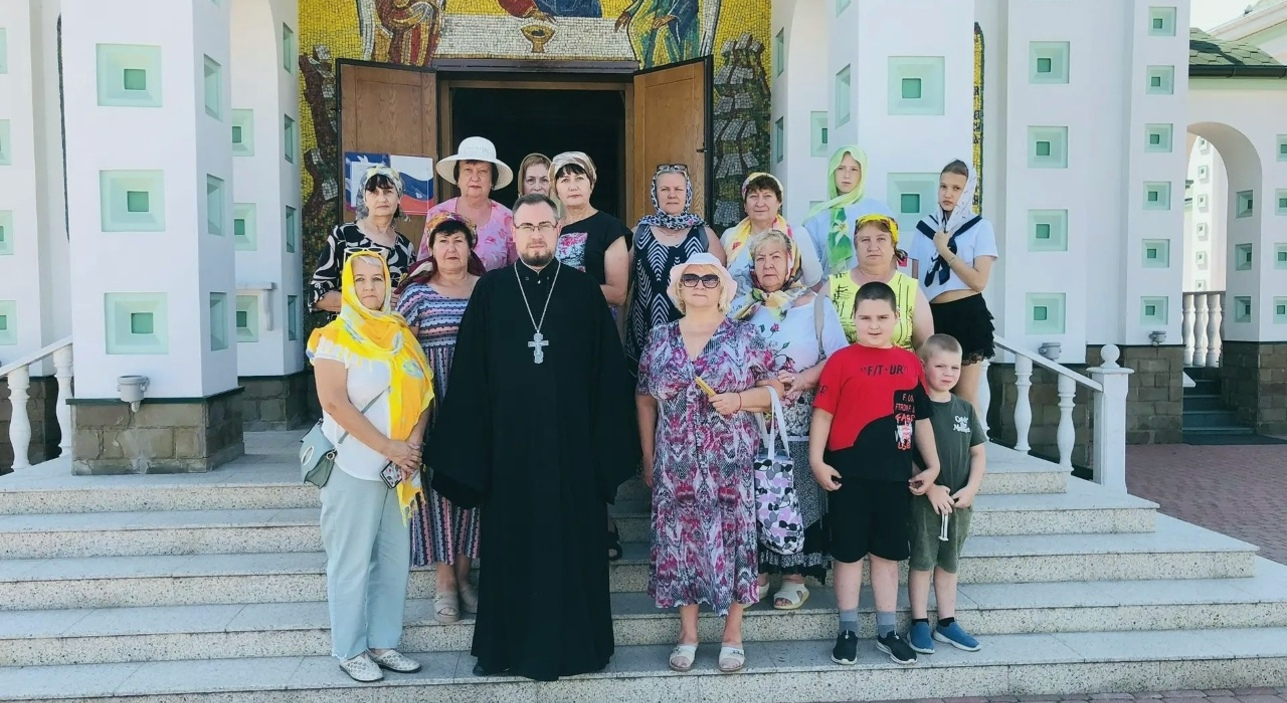 Храм Святой Троицы посетили паломники из Калининского района