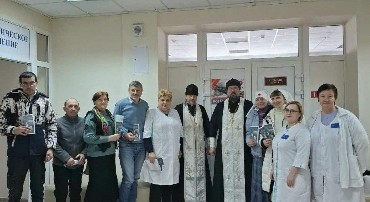 Духовная поддержка в Крещенские дни: священники и сестры милосердия посетили медучреждения