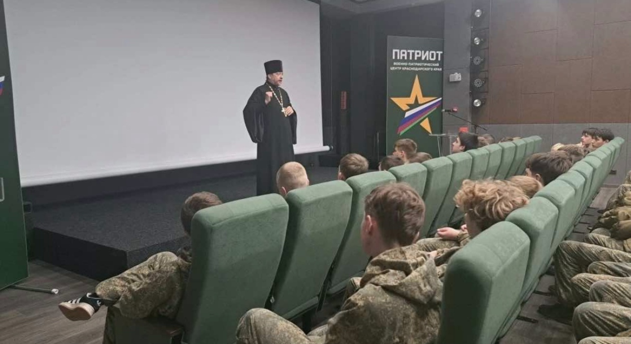 Священник 14-го Динского районного благочиния провел беседу с участниками сборов Центра «Патриот»: о вере, долге и силе духа