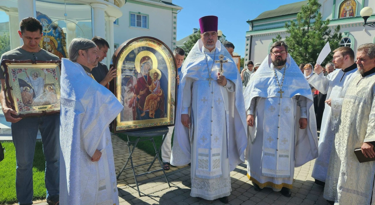 Воскресная служба в храме Святой Троицы