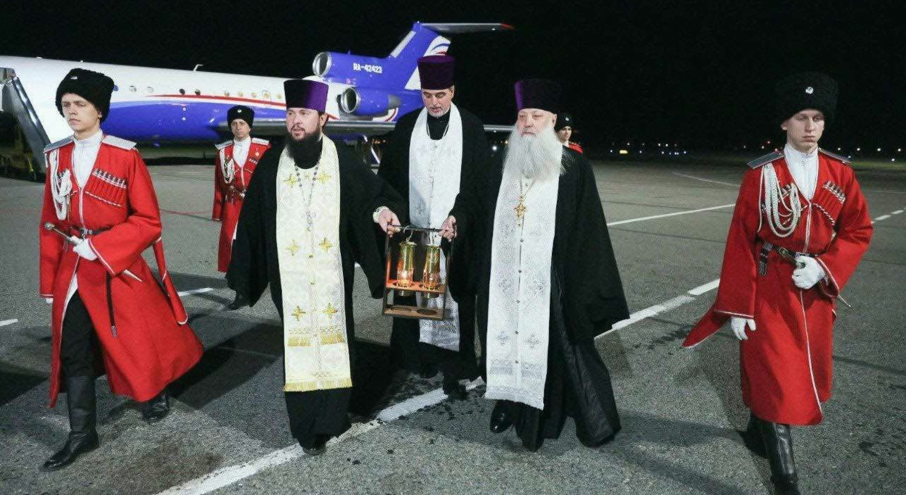 Благочинный привез Благодатный огонь со Святой земли в Краснодарский край