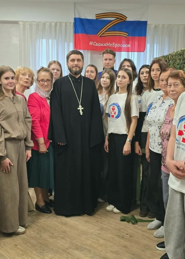 В единстве — сила: Студенты медколледжа посетили штаб помощи при храме Святой Троицы