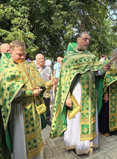 Благочинный возглавил престольный праздник в храме Серафима Саровского