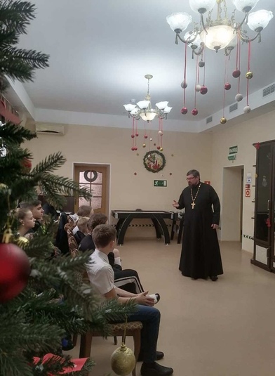 Батюшка посетил социально-реабилитационный центр для несовершеннолетних