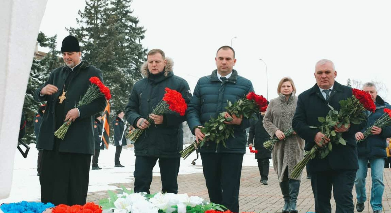 Торжественное возложение цветов на мемориале