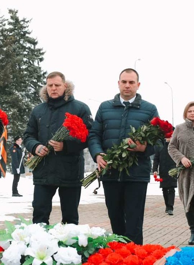 Торжественное возложение цветов на мемориале