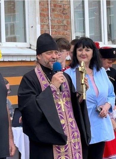 Батюшка принял участие в школьной ярмарке