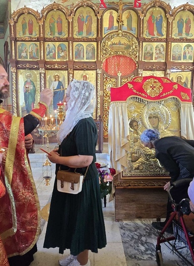 В храме Святой Троицы совершили Акафист и крестным ходом проводили афонскую святыню