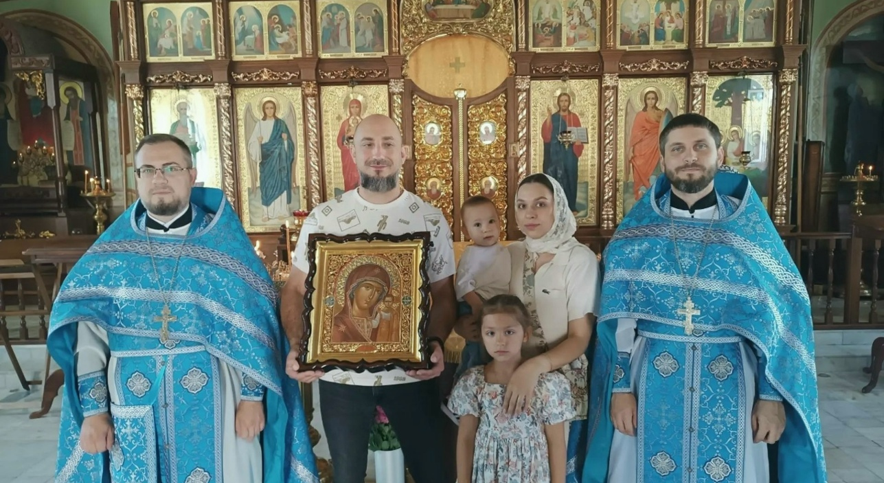 В праздник Казанской иконы Божьей Матери в Свято-Троицком храме совершена Литургия и принят драгоценный дар