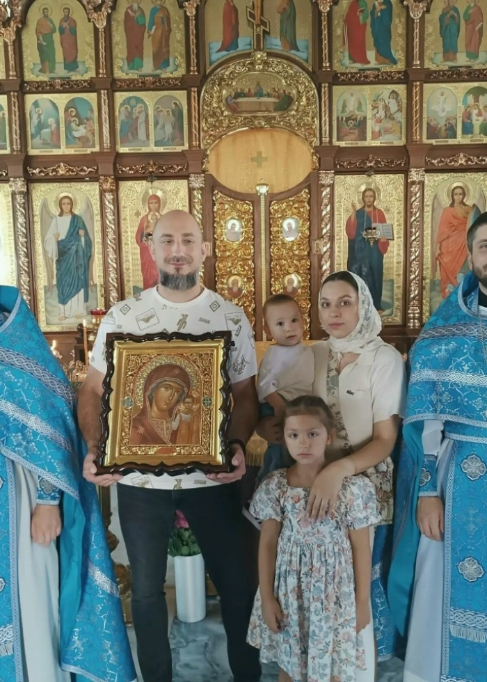 В праздник Казанской иконы Божьей Матери в Свято-Троицком храме совершена Литургия и принят драгоценный дар