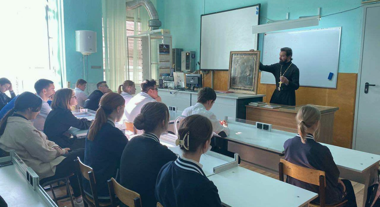 Настоятель Вознесенского храма станицы Пластуновской провел встречу с учащимися школы
