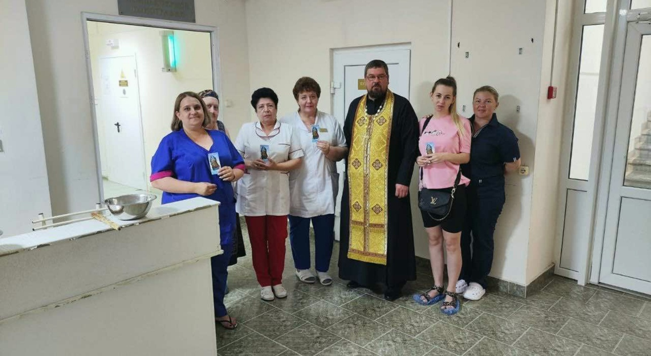 В праздник иконы Божией Матери «Достойно есть» батюшка посетил районную больницу