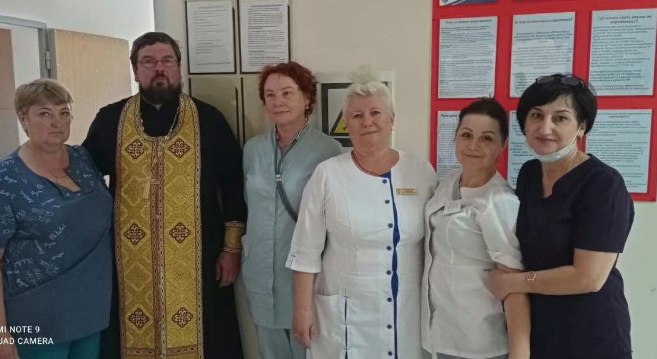 В день памяти великомученика и целителя Пантелеимона Динскую Центральную больницу навестил священнослужитель Свято-Троицкого храма