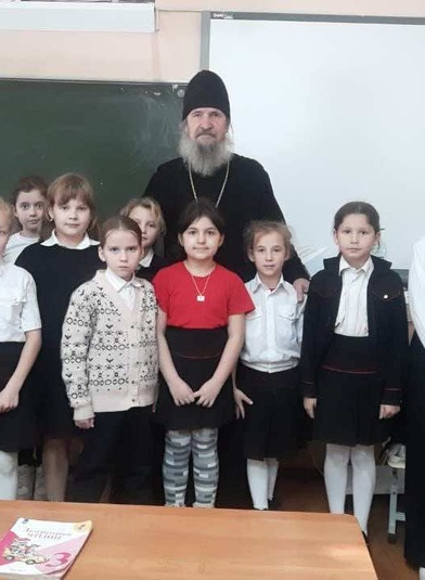 Батюшка провел открытый урок в школе села Первореченского и освятил детский сад