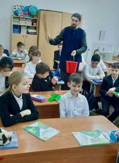 Священнослужитель посетил школьников в праздник Крещения Господня