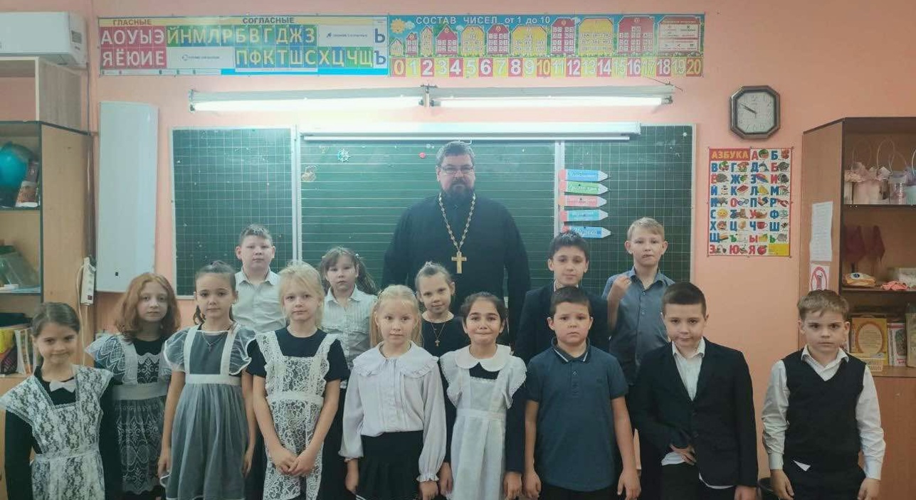 Батюшка рассказал школьникам о добре на примере сказок